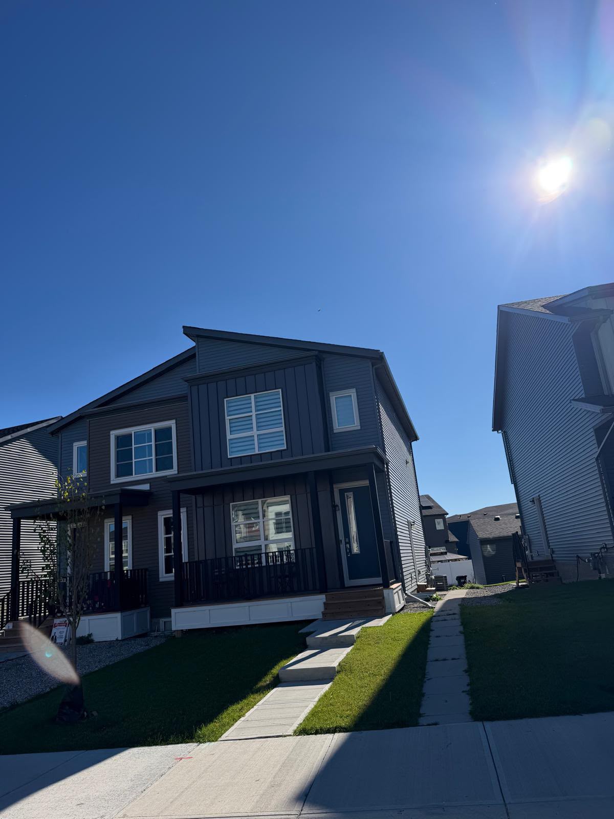 EasyTrim metal finish with vinyl siding for a clean and modern exterior look.